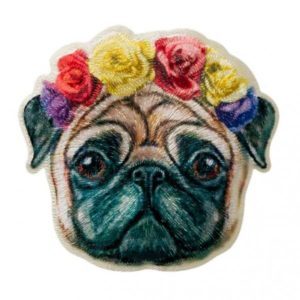 Mops mit Blumenkranz