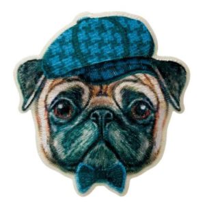 Mops mit Kappe