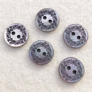 Perlmuttknopf M.O.P. Fb.grau 2-Loch 12 mm  mit Blümchen