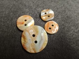 Perlmuttknopf Goldfish 2-Loch – Bild 2