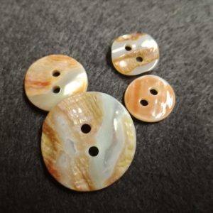 Perlmuttknopf Goldfish 2-Loch