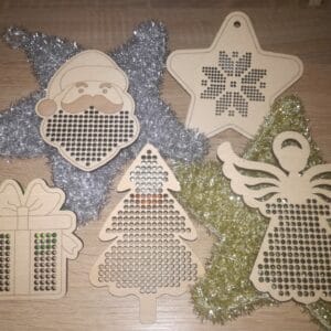 Kreuzstichplatte für Kinder aus Holz mit weihnachtlichen Motiven