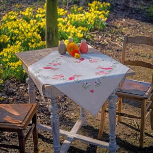 Set – Tischdecke bedruckt “Osterhasen” 80 x 80 cm